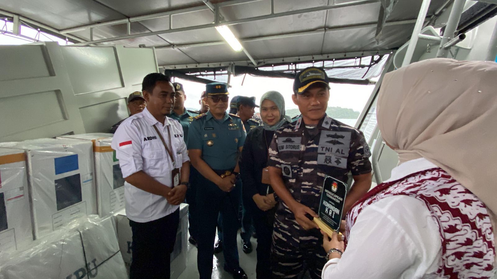 Kapal TNI AL Terjang Gelombang Antar Logistik Pemilu