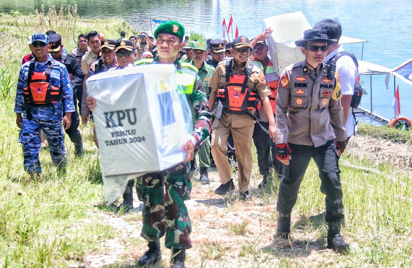 TNI Bantu Distribusi Logistik Pemilu Seberangi Waduk Pondok